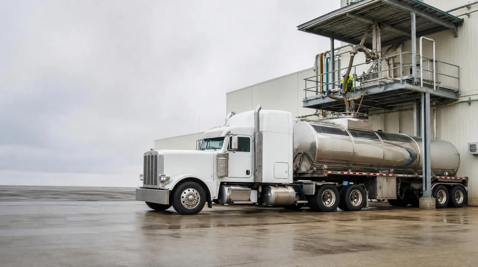 Food-grade tanker loading at a plant